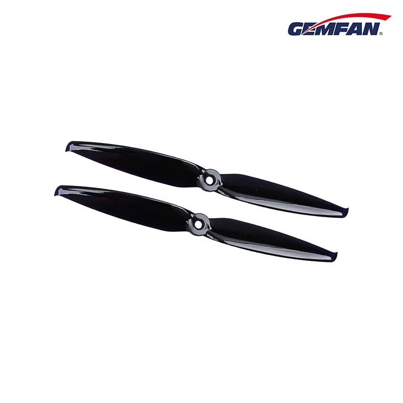 gemfan-7042-long-range-racing-drone-propeller Zwei schwarze, glänzende 2‑Blatt‑Propeller mit zentraler Montagebohrung, leicht versetzt auf weißem Hintergrund; Gemfan-Logo oben rechts.
