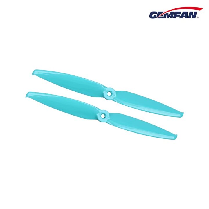 gemfan-7042-propeller-blau-rot-transparent-schwarz Zwei türkisfarbene Propellerblätter mit mittlichen Befestigungsöffnungen, auf weißem Hintergrund angeordnet, Gemfan-Logo oben rechts sichtbar.