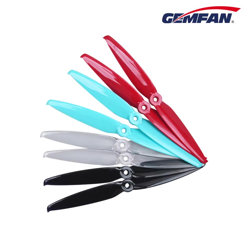 Acht zweiblättrige Propeller für Multikopter in vier Farben (rot, türkis, transparent, schwarz), fächerförmig auf weißem Hintergrund angeordnet, Gemfan-Logo oben rechts.