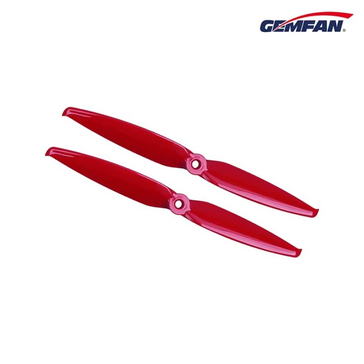 gemfan-fpv-propeller-7inch-7042-pc-blade-set Zwei glänzend rote Propellerblätter mit zentraler Befestigungsbohrung, leicht versetzt nebeneinander auf weißem Hintergrund; oben rechts kleines Gemfan-Logo.