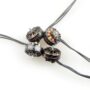 Vier kompakte schwarze FPV-Brushless-Motoren mit sichtbaren Kupferwicklungen und angeschlossenen schwarzen Kabeln auf weißem Hintergrund.