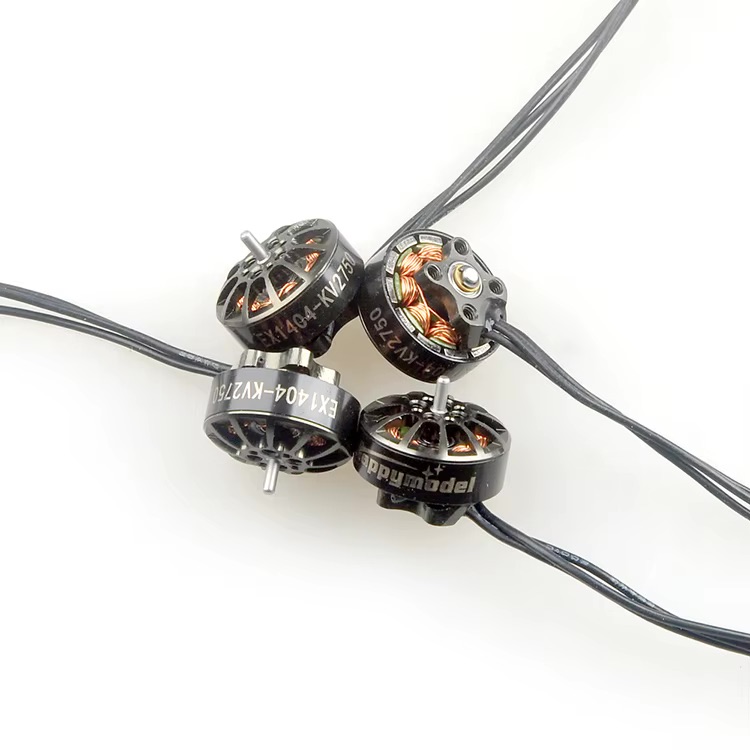Vier kompakte schwarze FPV-Brushless-Motoren mit sichtbaren Kupferwicklungen und angeschlossenen schwarzen Kabeln auf weißem Hintergrund.
