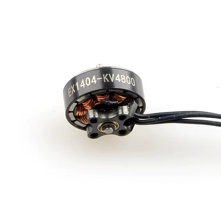 Kleiner schwarzer FPV-Drohnen-Bürstenloser Motor mit der Aufschrift EX1404‑KV4800, sichtbaren Kupferwicklungen, Flansch mit Befestigungsbohrungen und drei schwarzen Anschlusskabeln vor weißem Hintergrund.