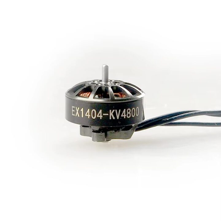 Schwarzer FPV-Drohnen-Brushless-Motor mit aufgedruckter Beschriftung EX1404‑KV4800, sichtbaren Kupferwicklungen, zentraler Antriebsachse und drei abgehenden Kabeln vor weißem Hintergrund.