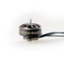 Schwarzer FPV-Drohnen-Brushless-Motor mit aufgedruckter Beschriftung EX1404‑KV4800, sichtbaren Kupferwicklungen, zentraler Antriebsachse und drei abgehenden Kabeln vor weißem Hintergrund.