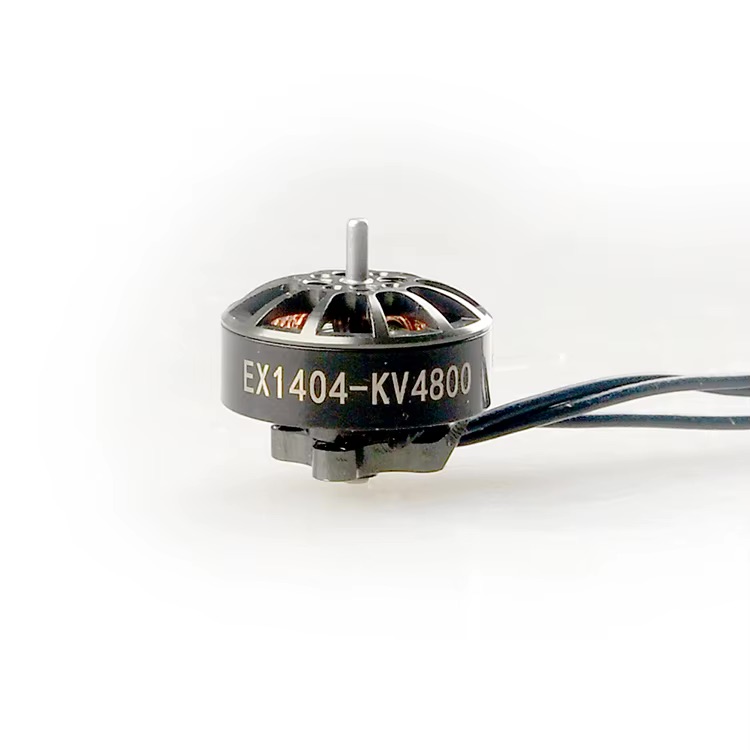 Schwarzer FPV-Drohnen-Brushless-Motor mit aufgedruckter Beschriftung EX1404‑KV4800, sichtbaren Kupferwicklungen, zentraler Antriebsachse und drei abgehenden Kabeln vor weißem Hintergrund.