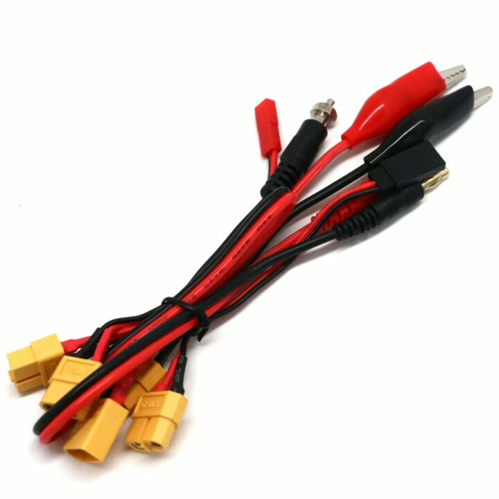 Gebündeltes Set roter und schwarzer Stromkabel auf weißem Hintergrund, mit mehreren gelben XT60-Steckern und verschiedenen Anschlussklemmen (unter anderem rote und schwarze Krokodilklemmen), zusammengehalten durch ein Kabelbinder.