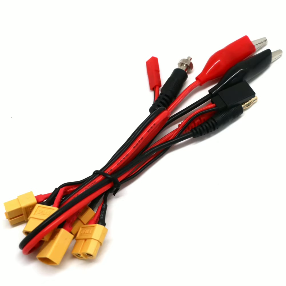 Gebündeltes Set roter und schwarzer Stromkabel auf weißem Hintergrund, mit mehreren gelben XT60-Steckern und verschiedenen Anschlussklemmen (unter anderem rote und schwarze Krokodilklemmen), zusammengehalten durch ein Kabelbinder.