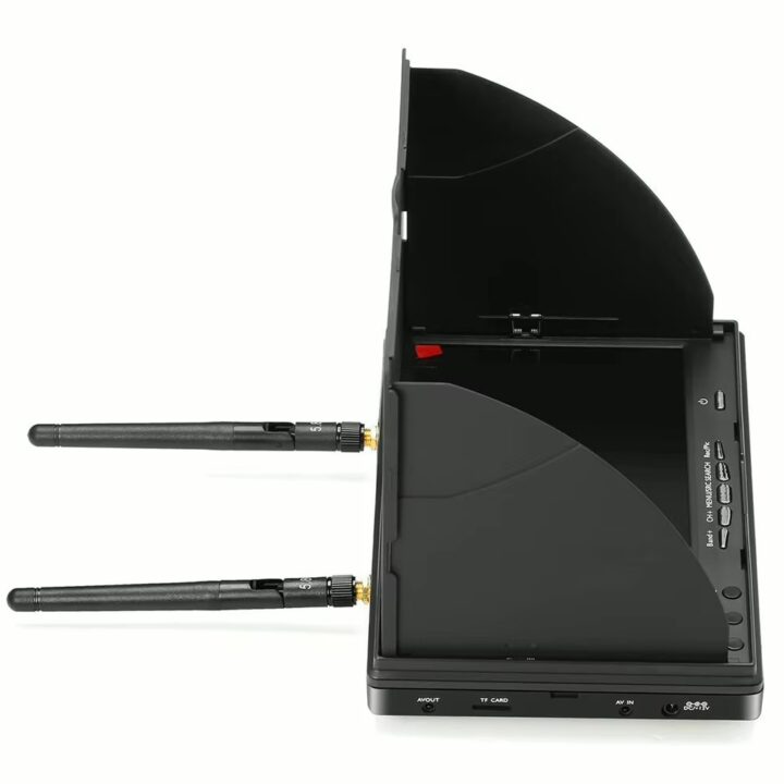 Schwarzer tragbarer Monitor mit aufgeklapptem Sonnenschutz, zwei seitlich angeschraubten Antennen sowie sichtbaren Tasten und Anschlüssen für TF-Karte und AV In/Out am Gehäuserand.