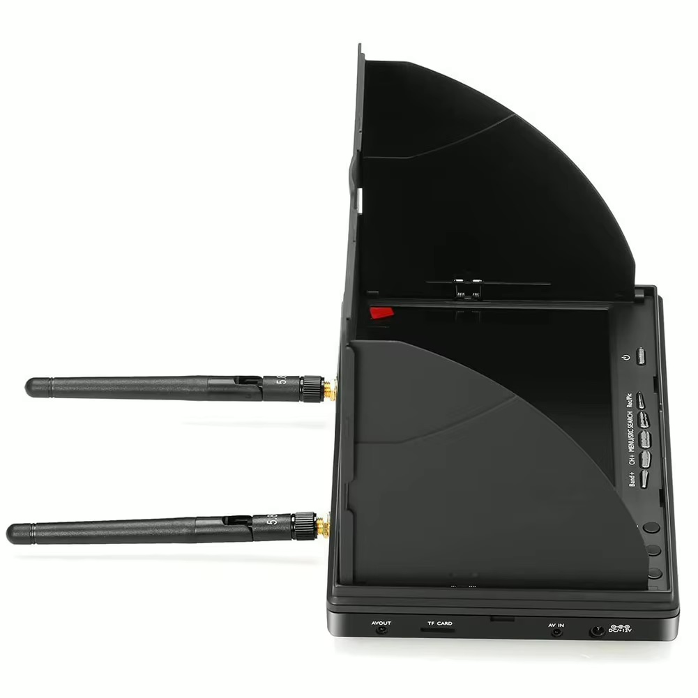 Schwarzer tragbarer Monitor mit aufgeklapptem Sonnenschutz, zwei seitlich angeschraubten Antennen sowie sichtbaren Tasten und Anschlüssen für TF-Karte und AV In/Out am Gehäuserand.