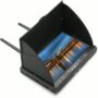 Tragbarer schwarzer FPV-/LCD-Monitor mit aufgesetzter Sonnenblende und zwei ausklappbaren Antennen, zeigt ein abendliches Stadtpanorama mit beleuchteter Brücke und ihrer Spiegelung im Wasser; Bedientasten und Anschlüsse an der Vorderseite sichtbar.