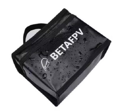 Schwarze, rechteckige LiPo-Akkutasche mit weißem BETAFPV-Logo auf der Oberseite, sichtbaren Wassertropfen auf der Oberfläche und einer kurzen Trageschlaufe.