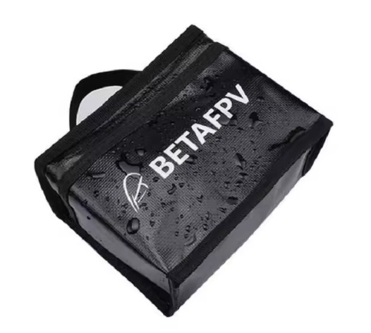 Screenshot Schwarze, rechteckige LiPo-Akkutasche mit weißem BETAFPV-Logo auf der Oberseite, sichtbaren Wassertropfen auf der Oberfläche und einer kurzen Trageschlaufe.
