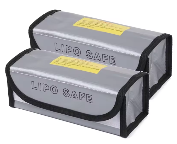Zwei grau-silberne, rechteckige LiPo-Akku-Sicherheitstaschen mit schwarzer Einfassung, großer Aufschrift „LIPO SAFE“ und gelben Warnaufklebern.