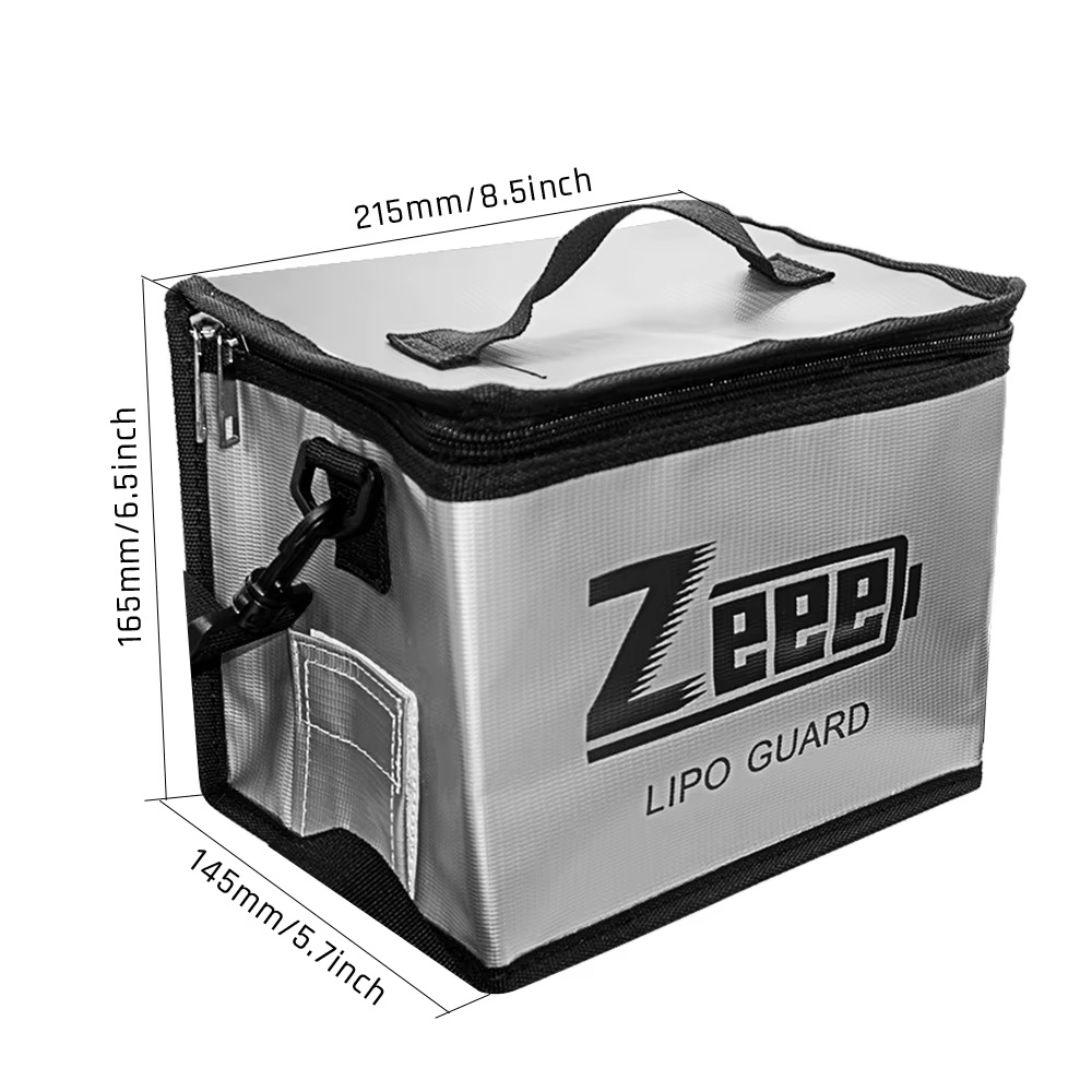 Rechteckige silberne LiPo‑Schutztasche mit schwarzem Reißverschluss und Tragegriff, seitlichem Karabinerhaken und Außentasche, vorn mit Logo und Schriftzug LIPO GUARD sowie eingezeichneten Maßen 215 mm × 165 mm × 145 mm.