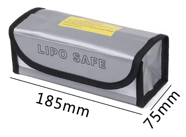 Graue, rechteckige LiPo‑Sicherheitstasche mit schwarzem Besatz und Klappenverschluss, Aufdruck „LIPO SAFE“, gelbem Warnaufkleber oben und eingezeichneten Maßen 185 mm × 75 mm.