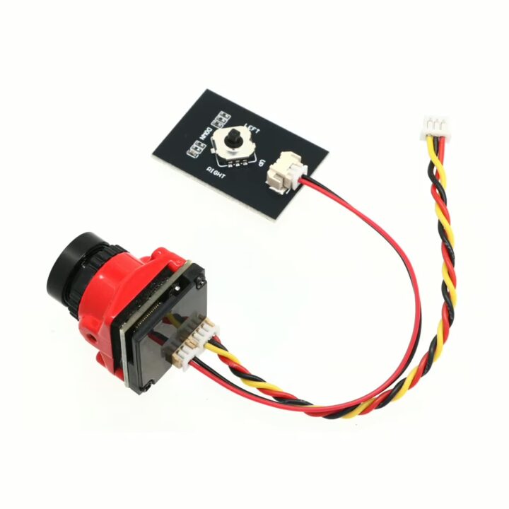 mini-fpv-drohnenkamera-mit-super-wdr-funktion Kleines Kameramodul mit schwarzem Objektiv und rotem Gehäuse, an verdrillten roten/gelben/schwarzen Kabeln hängend und verbunden mit einer kleinen schwarzen Steuerplatine, die einen weißen Mini-Joystick und einen dreipoligen Steckverbinder trägt.