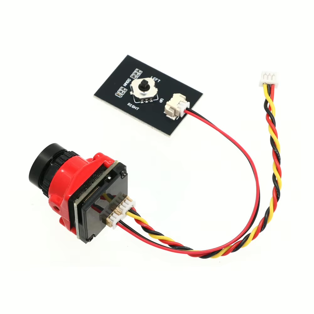 Kleines Kameramodul mit schwarzem Objektiv und rotem Gehäuse, an verdrillten roten/gelben/schwarzen Kabeln hängend und verbunden mit einer kleinen schwarzen Steuerplatine, die einen weißen Mini-Joystick und einen dreipoligen Steckverbinder trägt.