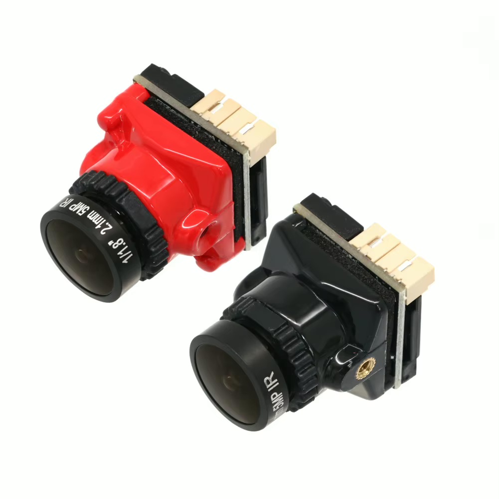 mini-fpv-kamera-1800tvl-cmos-2-1mm-objektiv Zwei kleine PCB-Kameramodule mit Weitwinkelobjektiven, eines in rotem und eines in schwarzem Kunststoffgehäuse, jeweils mit oberem Steckverbinder auf weißem Hintergrund.