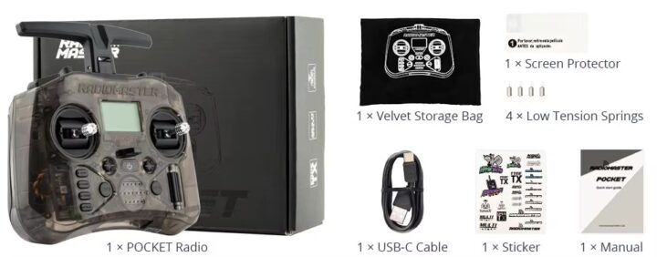 Radiomaster Pocket Drohnen‑Fernbedienung mit rauchdurchsichtigem Gehäuse, zwei Steuerknüppeln, kleinem Display und Antenne, daneben Verpackung und Zubehör: Samtaufbewahrungsbeutel, USB‑C‑Kabel, Displayschutzfolie, vier Low‑Tension‑Federn, Aufkleber und Bedienungsanleitung.