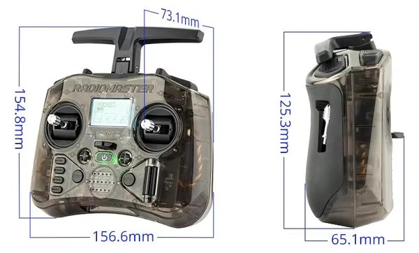 Radiomaster Pocket Drohnen-Fernbedienung mit durchscheinendem dunklem Gehäuse, zwei Joysticks, kleinem LCD-Display und klappbarer Antenne, gezeigt in Vorder- und Seitenansicht mit Maßangaben (Breite 156,6 mm, vordere Höhe 154,8 mm, seitliche Höhe 125,3 mm, Tiefe 65,1 mm, obere Griffbreite 73,1 mm).