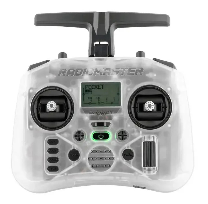 Transparente Radiomaster Pocket RC-Fernsteuerung mit T‑förmiger Antenne oben, zwei Joysticks, mittigem Display mit der Aufschrift POCKET, mehreren Tasten und einer grün leuchtenden Einschalttaste.