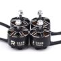 Vier schwarze FPV-Brushless-Motoren mit offenem Stator und sichtbaren Kupferspulen, beschriftet R 3115 900KV, jeweils mit zentraler Achse und Mutter auf weißem Hintergrund