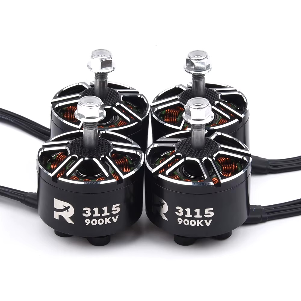 Vier schwarze FPV-Brushless-Motoren mit offenem Stator und sichtbaren Kupferspulen, beschriftet R 3115 900KV, jeweils mit zentraler Achse und Mutter auf weißem Hintergrund