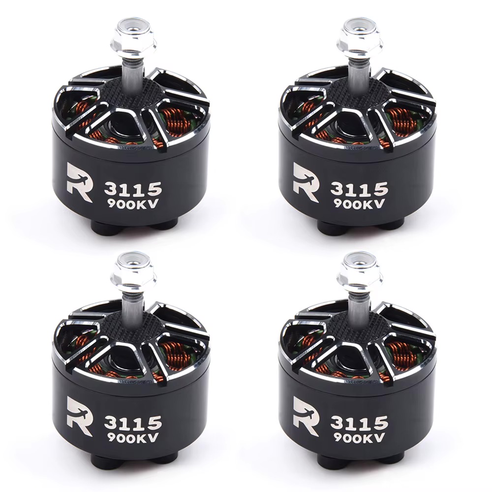Vier schwarze FPV-Drohnenmotoren (R 3115 900KV) mit sichtbaren kupferfarbenen Wicklungen, silbernen Achsen und Muttern, angeordnet in einem 2x2-Raster vor weißem Hintergrund.