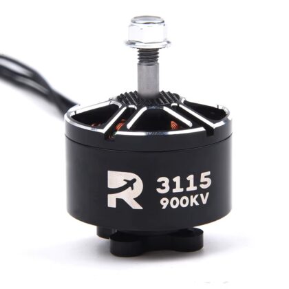 Schwarzer bürstenloser Außenläufer-Motor mit eingeprägtem R‑Logo und der Beschriftung "3115 900KV", sichtbarer silberner Welle mit Mutter, belüfteten oberen Nuten und drei Kabeln vor weißem Hintergrund.