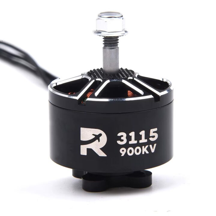 Schwarzer bürstenloser Außenläufer-Motor mit eingeprägtem R‑Logo und der Beschriftung "3115 900KV", sichtbarer silberner Welle mit Mutter, belüfteten oberen Nuten und drei Kabeln vor weißem Hintergrund.