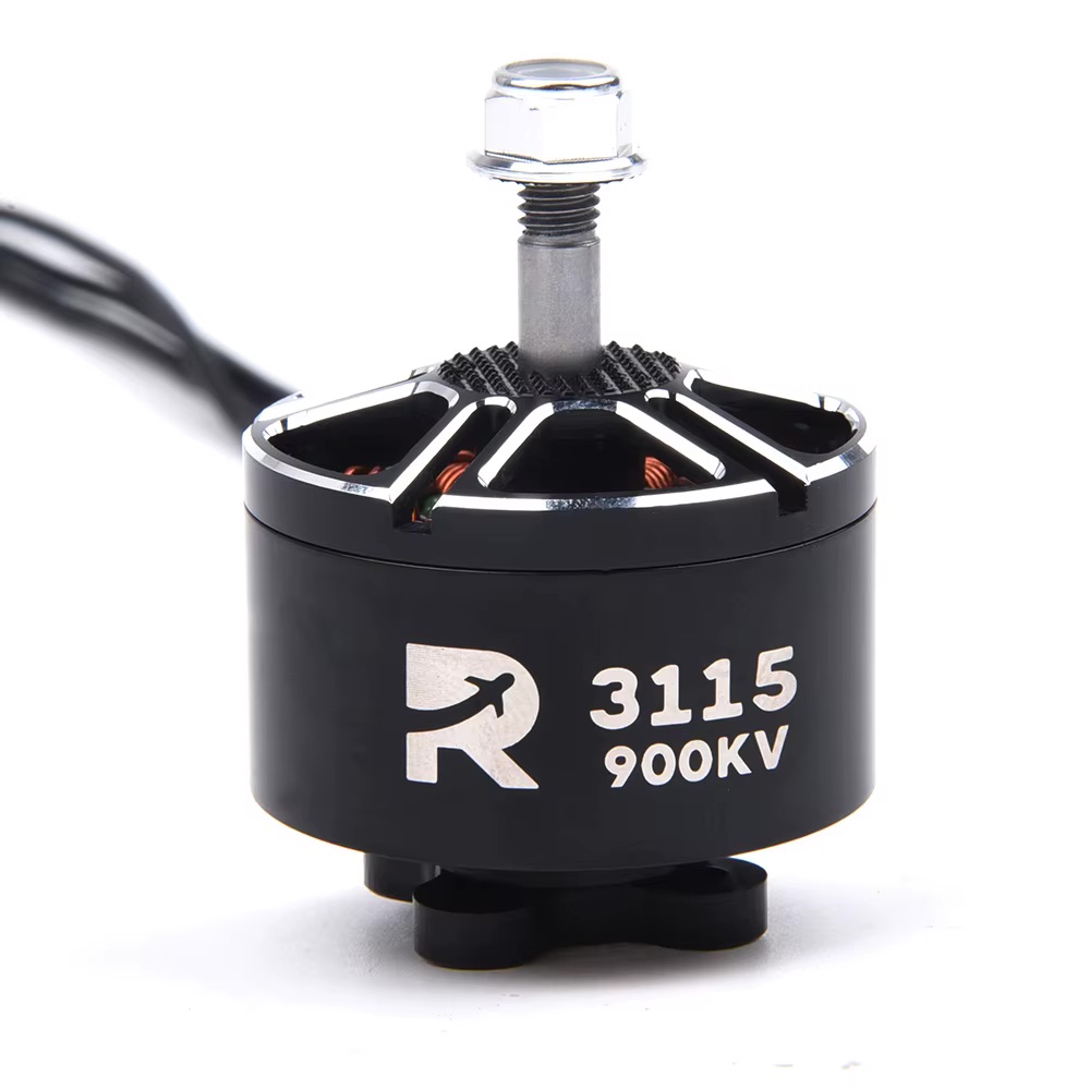 Schwarzer bürstenloser Außenläufer-Motor mit eingeprägtem R‑Logo und der Beschriftung "3115 900KV", sichtbarer silberner Welle mit Mutter, belüfteten oberen Nuten und drei Kabeln vor weißem Hintergrund.