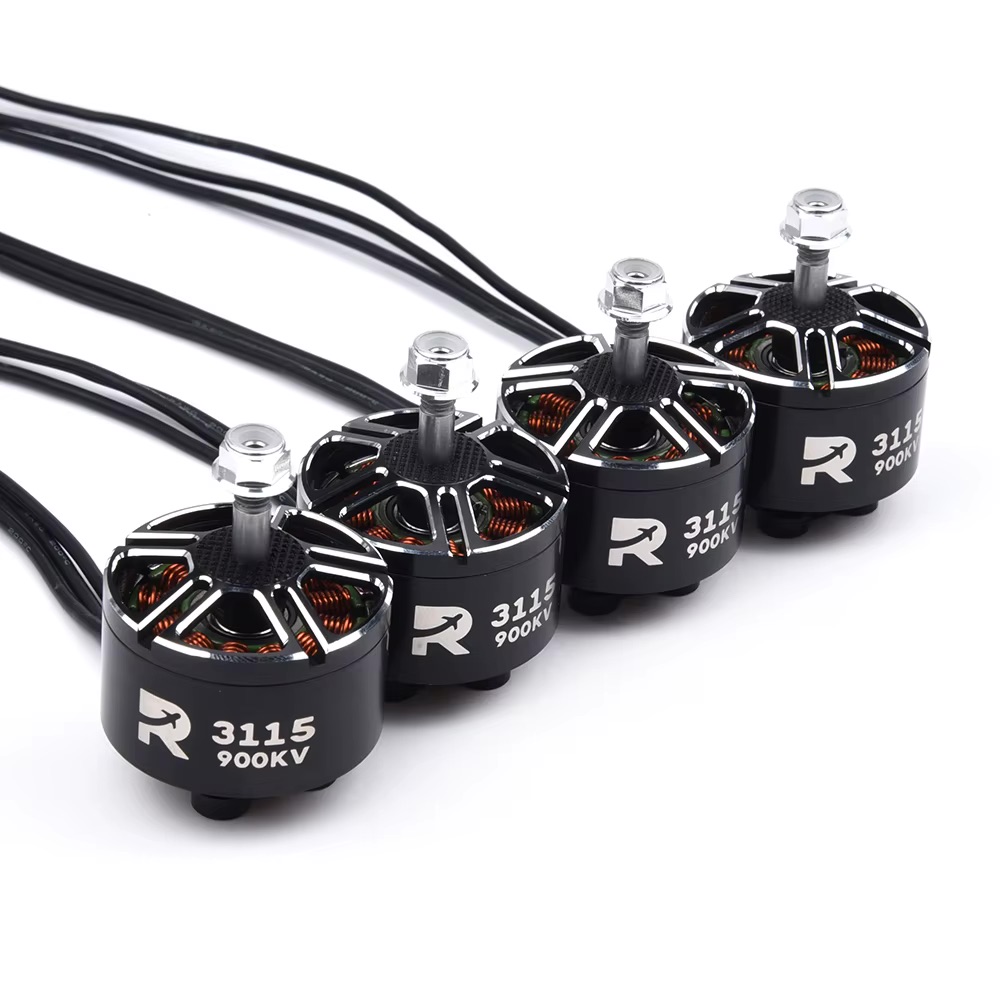 Vier schwarze FPV-Drohnen-Brushless-Motoren (Typ 3115, 900KV) mit sichtbaren Kupferwicklungen, Metallwellen und Befestigungsmuttern, nebeneinander auf weißem Hintergrund mit nach hinten führenden Kabeln.