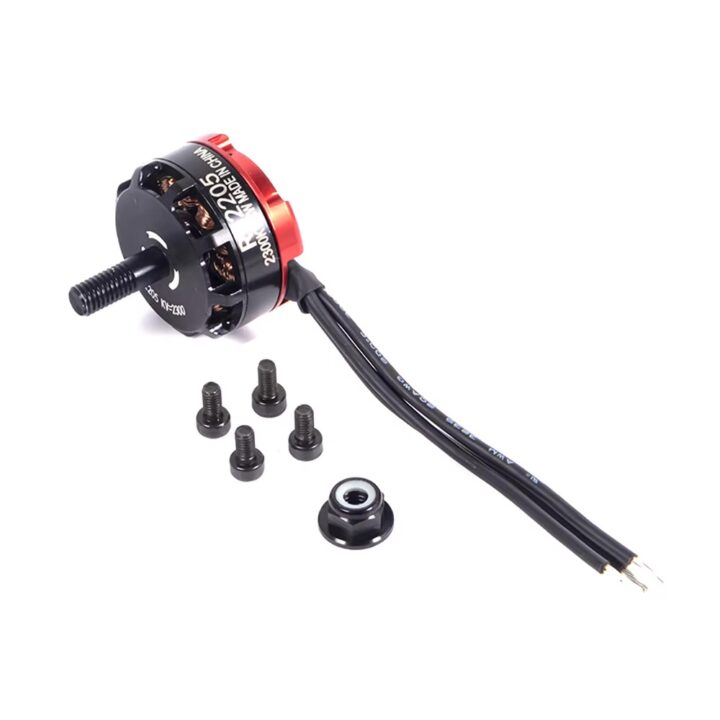 Kleiner FPV-Brushless-Motor für Drohnen mit schwarz-rotem Gehäuse, gewindeter Welle, drei herausführenden schwarzen Kabeln sowie fünf Montageschrauben und einer Propellermutter auf weißem Hintergrund.