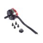 Kleiner FPV-Brushless-Motor für Drohnen mit schwarz-rotem Gehäuse, gewindeter Welle, drei herausführenden schwarzen Kabeln sowie fünf Montageschrauben und einer Propellermutter auf weißem Hintergrund.