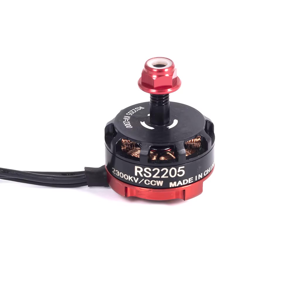 Kleiner rot-schwarzer FPV-Brushless-Motor mit Beschriftung RS2205 2300KV/CCW, sichtbaren Kupferwicklungen, drei Anschlusskabeln und aufgeschraubter roter Propellermutter