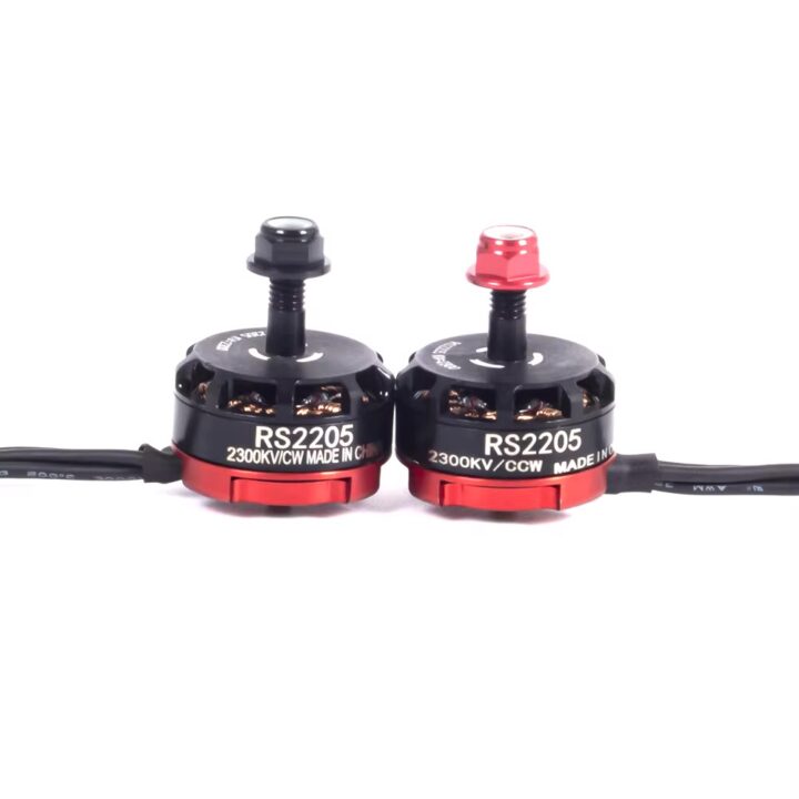 Zwei FPV-Brushless-Drohnenmotoren RS2205 (2300KV) mit schwarzem Gehäuse und rotem Sockel, jeweils mit Propellermutter (rot und schwarz) und seitlichen Anschlusskabeln auf weißem Hintergrund.