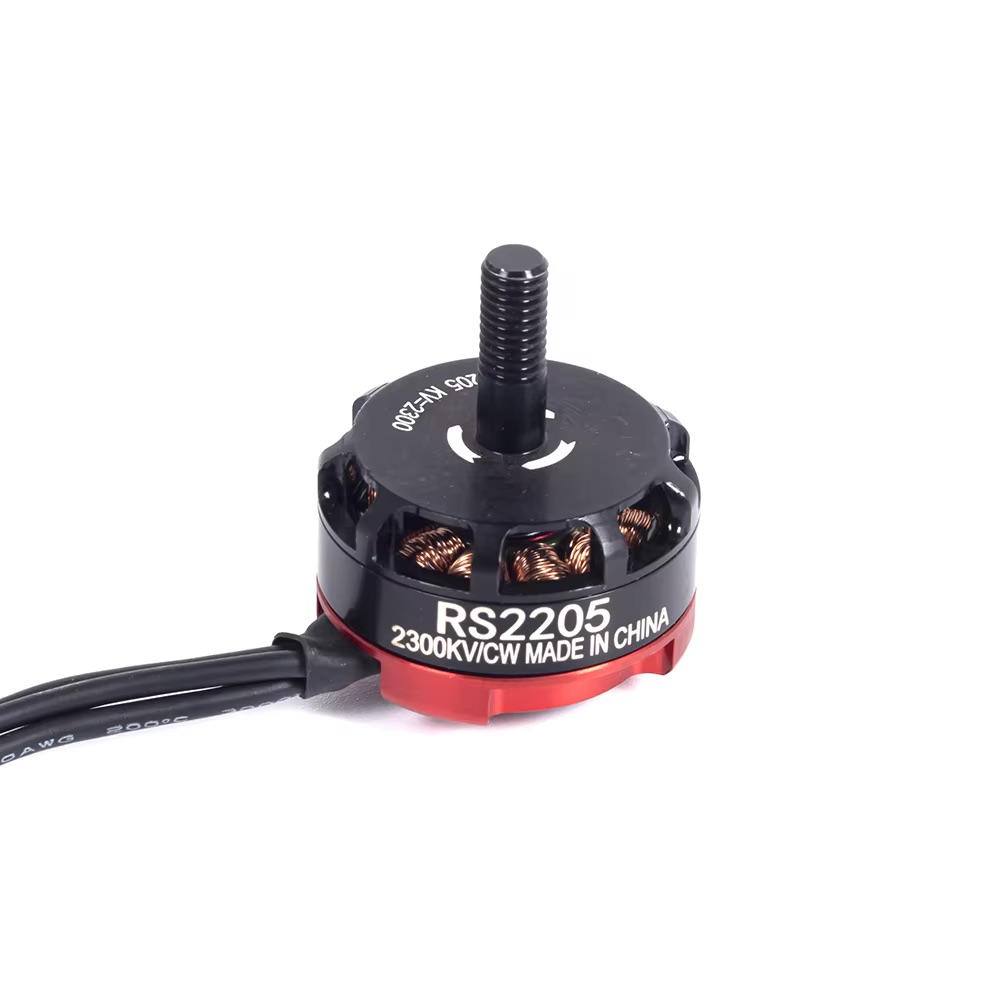 Kleiner FPV-Drohnen-Brushlessmotor RS2205 (2300KV) mit schwarzer und roter Außenhülle, sichtbaren Kupferwicklungen, zentraler Gewindewelle und drei herausführenden Kabeln vor weißem Hintergrund.