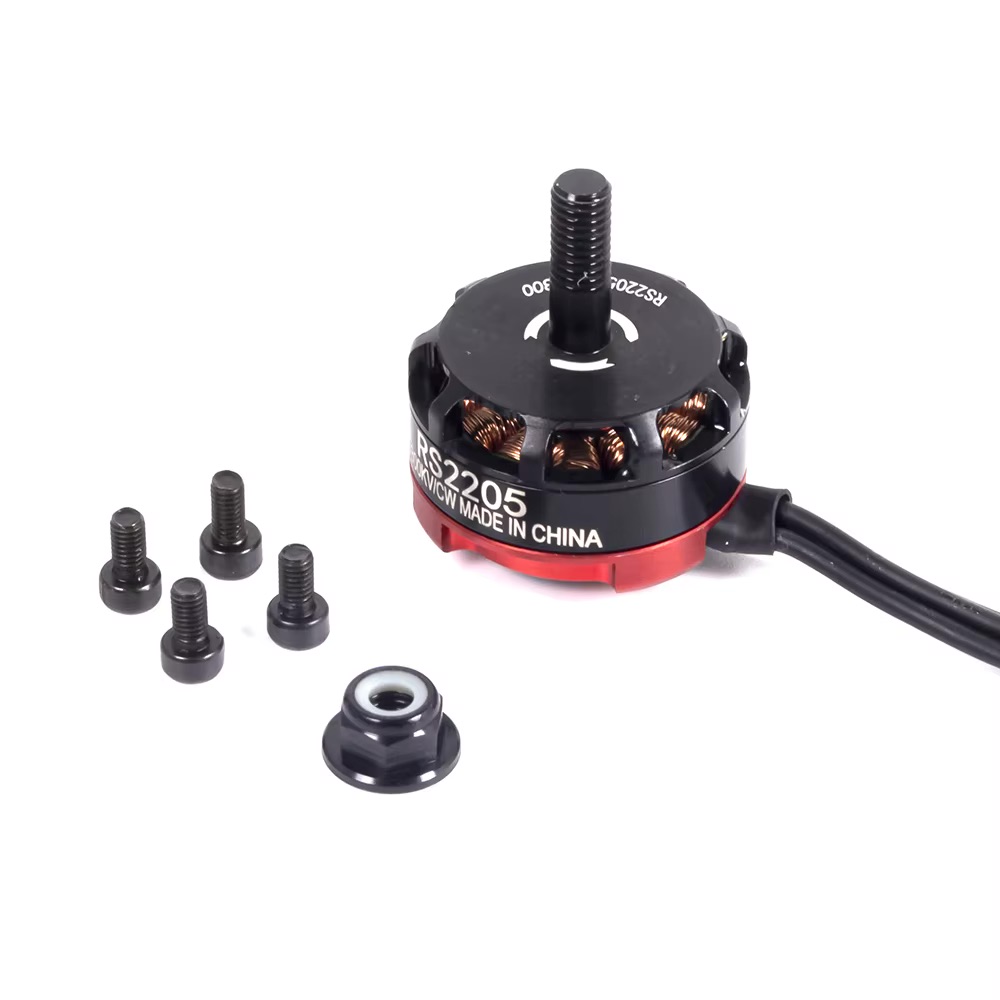 FPV-Drohnen-Brushless-Motor (RS2205) mit schwarzer Gewindestange, roter Basis und sichtbaren Kupferwicklungen, daneben vier Befestigungsschrauben und eine schwarze Propellermutter auf weißem Hintergrund.