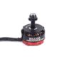 Kompakter FPV-Drohnenmotor Modell RS2205 in Schwarz und Rot mit sichtbaren Kupferwicklungen, drei Anschlusskabeln und einer zentralen Gewindespindel, auf der 2300KV/VCW MADE IN CHINA und Richtungspfeile zu sehen sind.