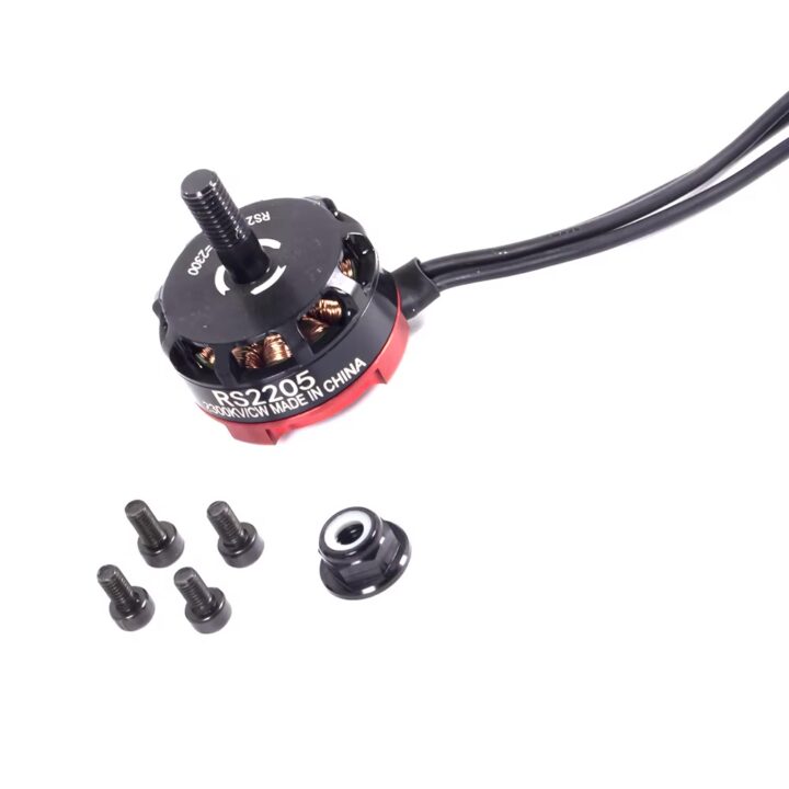 Kompakter FPV-Brushless-Motor RS2205 in Schwarz-Rot mit drei Anschlussleitungen, sichtbaren Kupferwicklungen sowie vier Befestigungsschrauben und Propellernuss auf weißem Hintergrund.