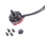 Kompakter FPV-Brushless-Motor RS2205 in Schwarz-Rot mit drei Anschlussleitungen, sichtbaren Kupferwicklungen sowie vier Befestigungsschrauben und Propellernuss auf weißem Hintergrund.
