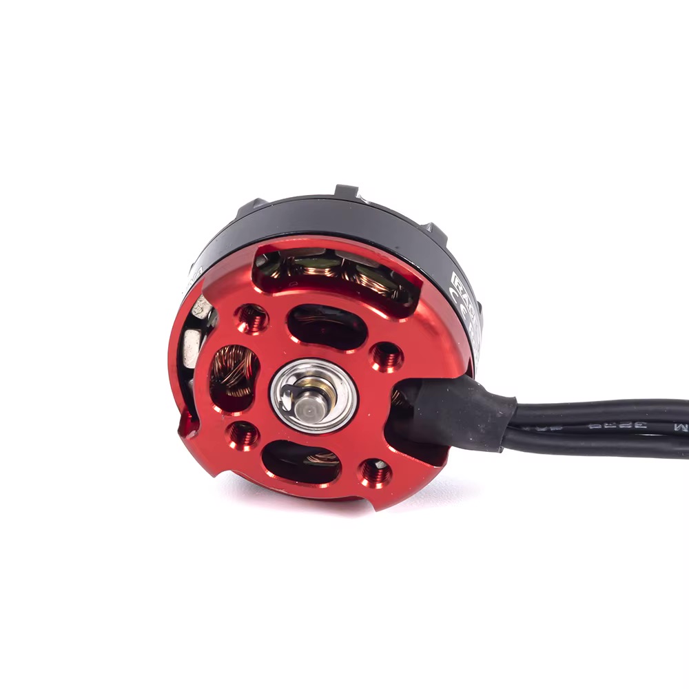 Roter brushless FPV-Drohnenmotor mit sichtbaren Kupferwicklungen, zentraler Antriebswelle und drei schwarzen Anschlusskabeln auf weißem Hintergrund.