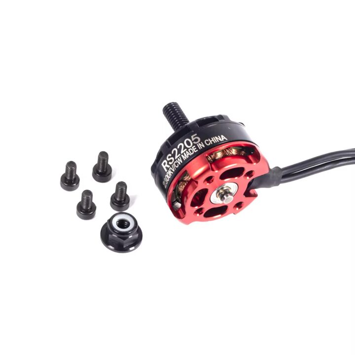 Roter und schwarzer Brushless-FPV-Drohnenmotor RS2205 mit sichtbaren Kupferwicklungen, Gewindewelle, drei schwarzen Anschlusskabeln sowie fünf Montage-Schrauben und einer Propellermutter auf weißem Hintergrund.