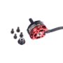 Roter und schwarzer Brushless-FPV-Drohnenmotor RS2205 mit sichtbaren Kupferwicklungen, Gewindewelle, drei schwarzen Anschlusskabeln sowie fünf Montage-Schrauben und einer Propellermutter auf weißem Hintergrund.