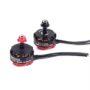 Zwei kompakte FPV-Drohnen-Brushless-Motoren (RS2205) mit rotem Aluminiumfuß, sichtbaren Kupferwicklungen, montierten Propellernuten und schwarzen Anschlusskabeln vor hellem Hintergrund.