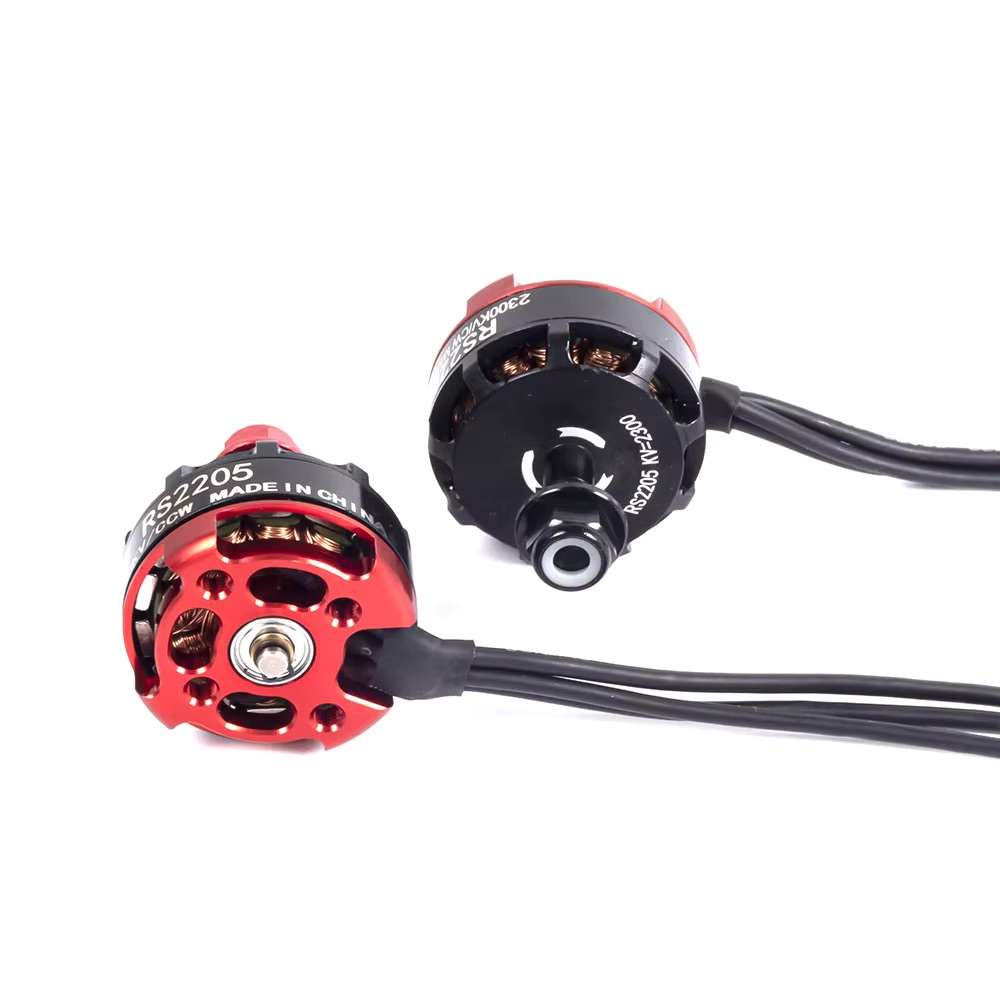 Zwei FPV-Drohnen-Brushless-Motoren in Rot und Schwarz (Modell RS2205) mit sichtbaren Kupferwicklungen, zentraler Motorwelle und jeweils drei schwarzen Anschlusskabeln auf weißem Hintergrund.