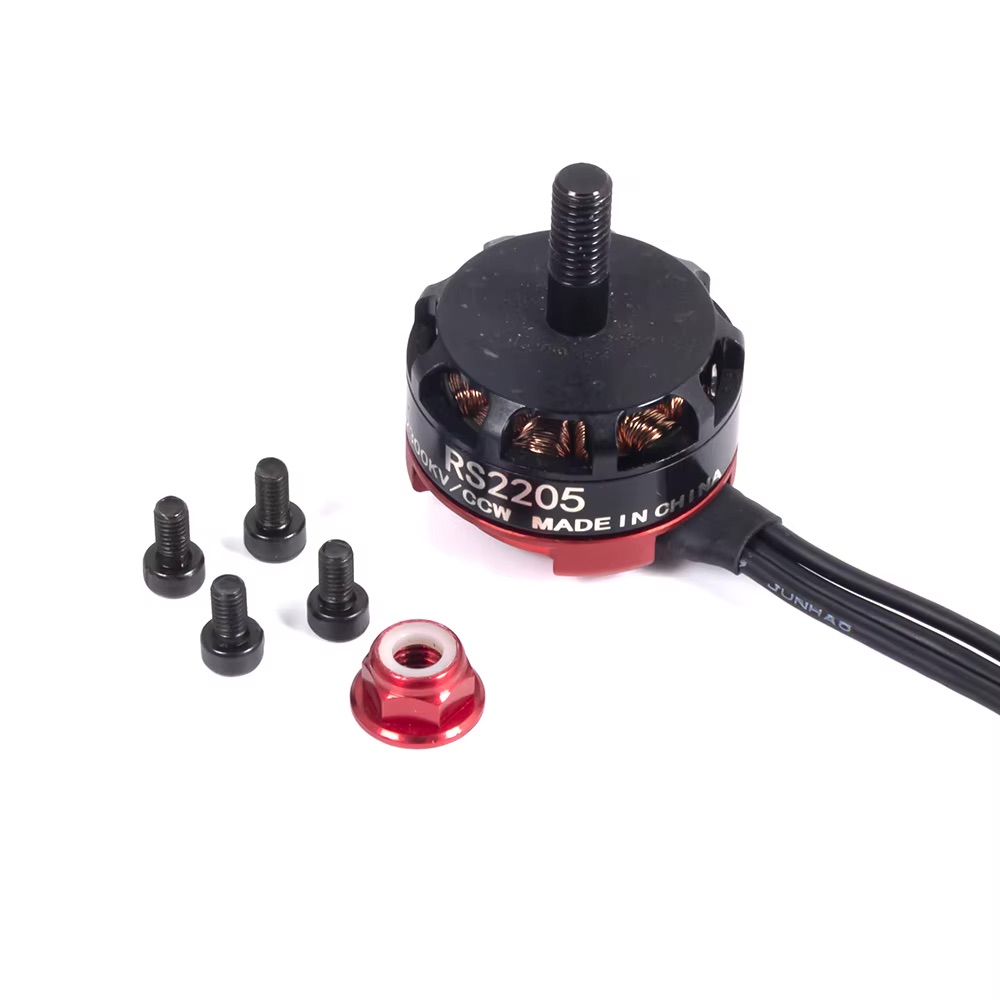 Kleiner bürstenloser FPV-Drohnenmotor (RS2205) in Schwarz und Rot mit sichtbaren Kupferspulen, drei schwarzen Anschlusskabeln, roter Propellermutter und fünf Befestigungsschrauben auf weißem Hintergrund.