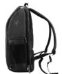 Seitliche Ansicht eines schlanken schwarzen Rucksacks mit gepolsterten Schultergurten, Mesh-Außentasche, mehreren Reißverschlüssen und rundem Kabel-/Kopfhöreranschluss.
