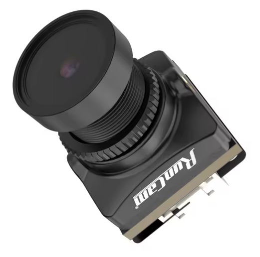 Schwarze FPV-Kamera mit großem, gewölbtem Weitwinkelobjektiv und geriffeltem Einstellring auf einer rechteckigen Platinenbasis mit Anschlussstiften und RunCam-Logo.